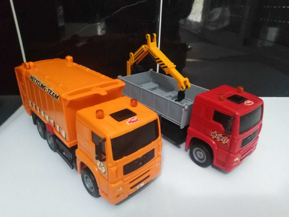 Conjunto de 2 camiões de brincar fazem parte da série Heavy City Truck