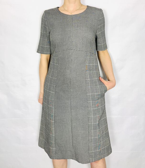 Szara sukienka w klasyczną kratę midi M 38