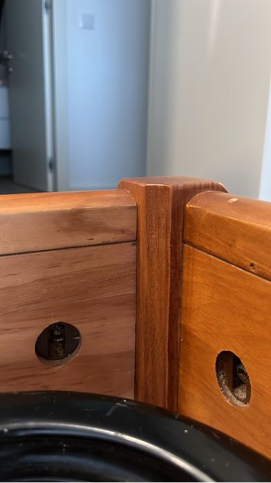 Cama castanho com cabeceira estofada