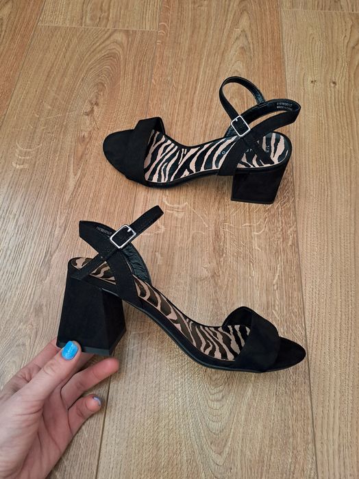 Черные женские босоножки на толстом каблуке