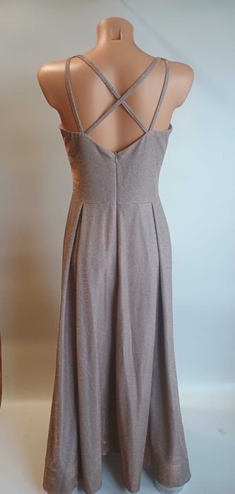 Wieczorowa sukienka maxi z połyskiem i rozcięciem – perłowy róż