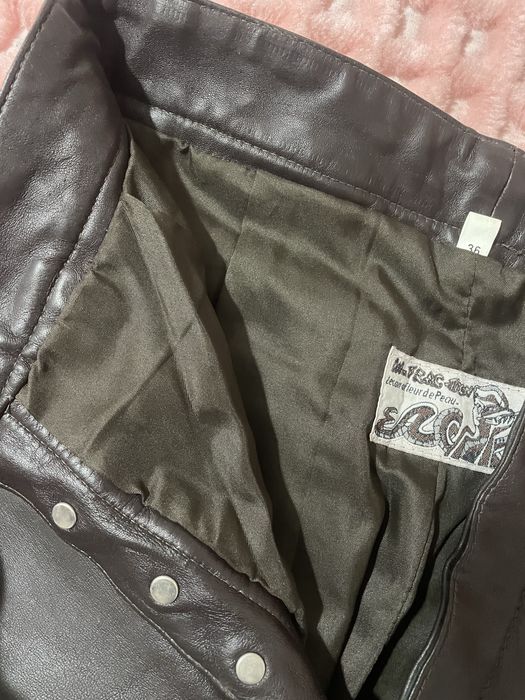 Calças castanhas em pele