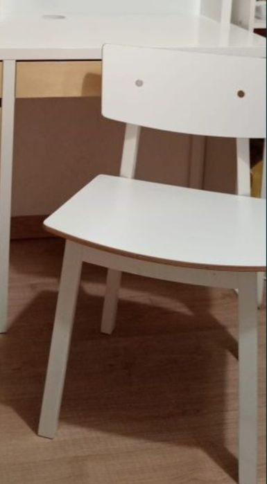 Cadeira branca para secretária do modelo IKEA MICKE