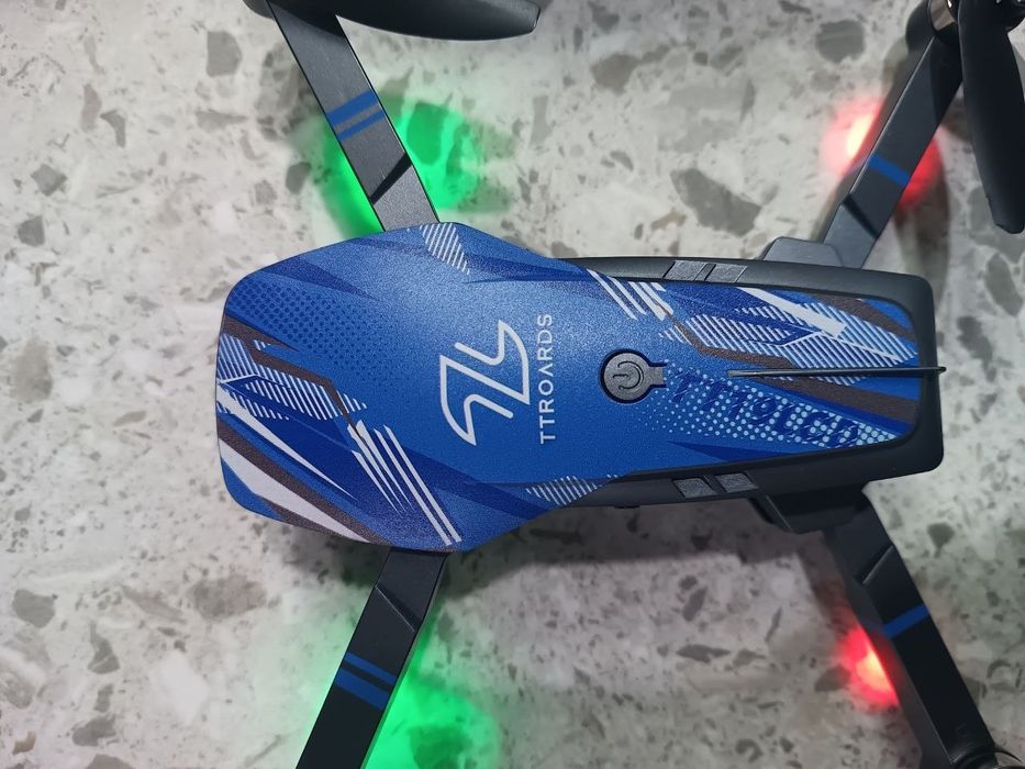 Дрон. Квадрокоптер TTROARDS TT19 LCD с бесщеточными моторами и пультом управления со встроенным экраном