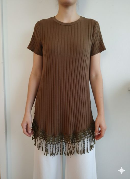 Camisola verde com tachas e bordado, original -Cosmoda - Tamanho L/XL