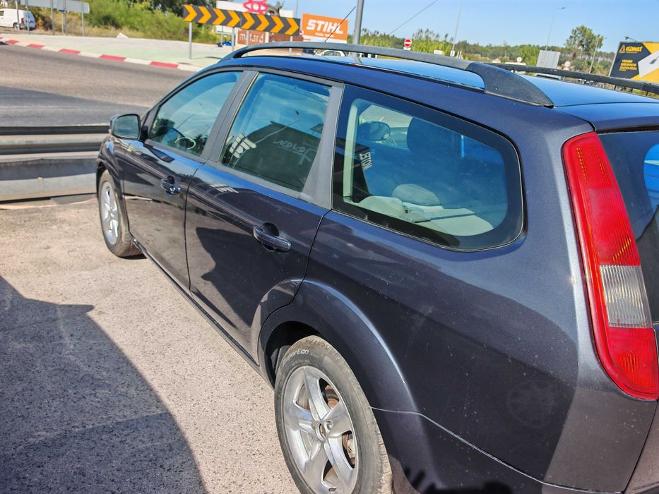 Ford Focus SW 1.6 TDCi Ghia — photo 2