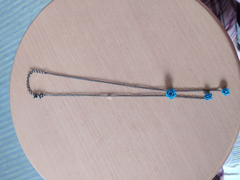 Colar corrente com flores em azul