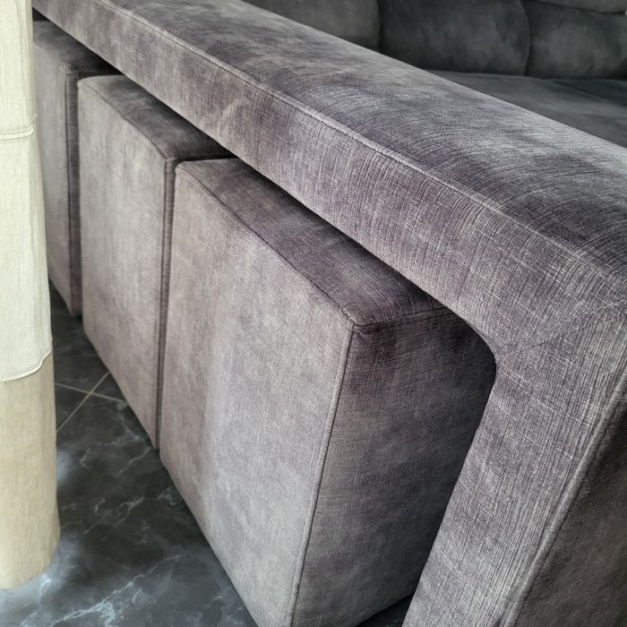 Sofá cinzento de 3 lugares com chaise longue