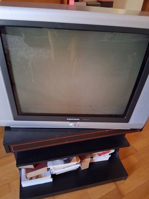 Televisão antiga Grundig em bom estado, a funcionar.