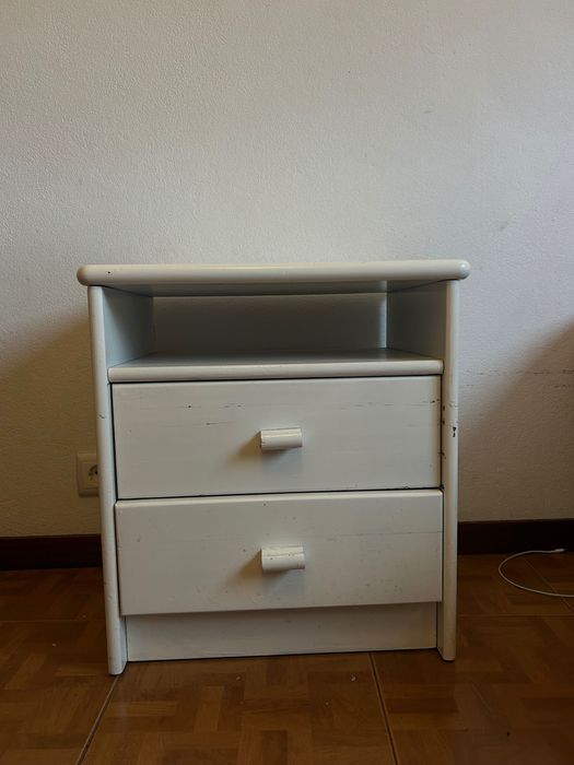 Mesa de cabeceira um pouco danificada de qualidade