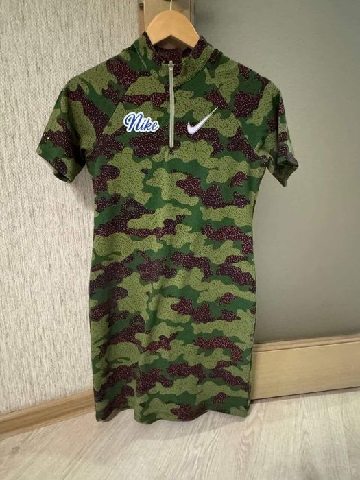 Спортивна жіноча сукня найк  Nike Sportswear Woven Camo платье женское