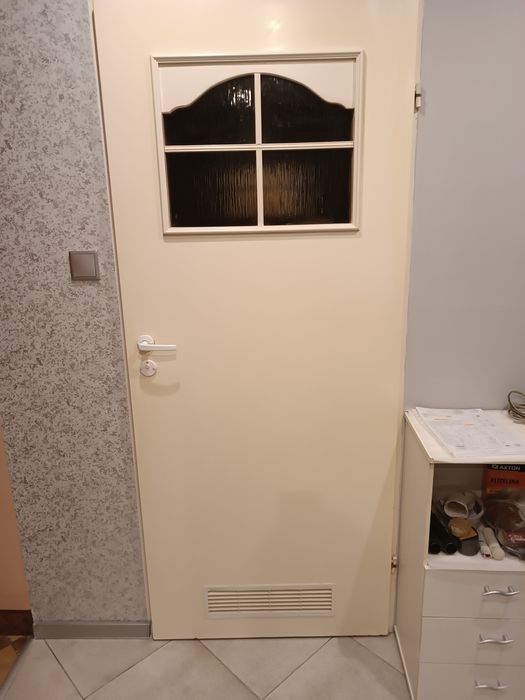 Drzwi wewnętrzne łazienkowe białe-prawe 80 cm.