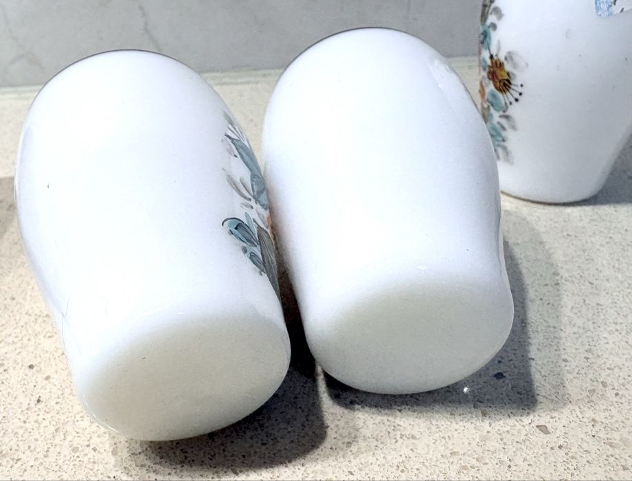 Conjunto de 4 lindos antigos copos em vidro opalino esmaltados à mão