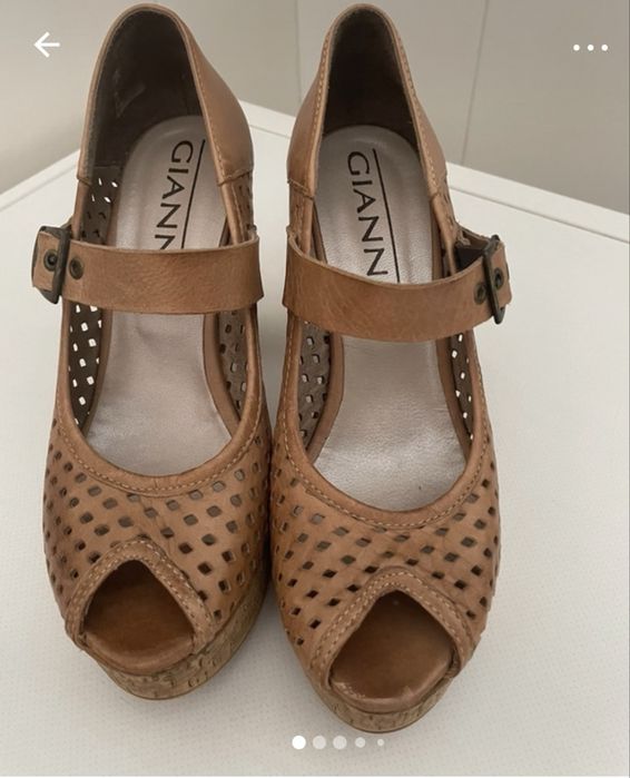 Sapato camel com fivela