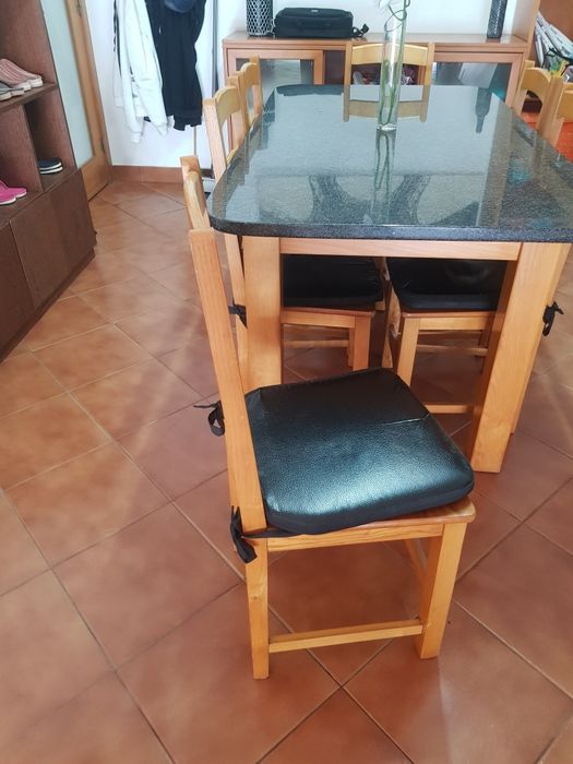 Conjunto de mesa  e cadeiras