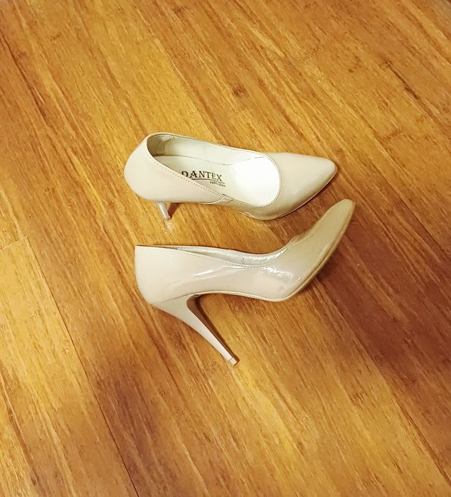 Szpilki beżowe 37, lakierowane