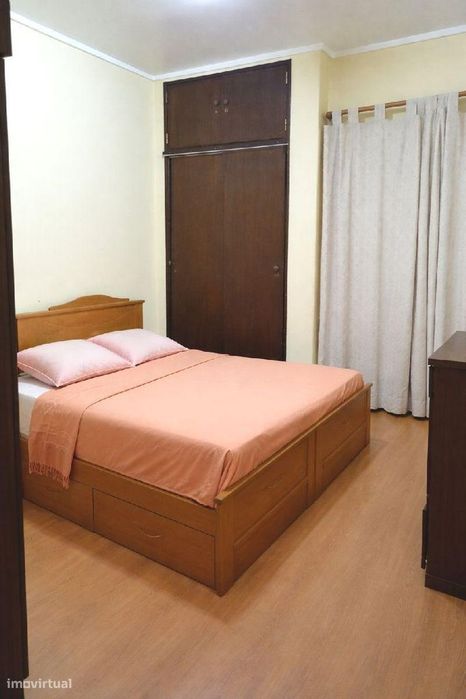 T2 com Potencial em Santo António dos Cavaleiros – Bons Acessos...