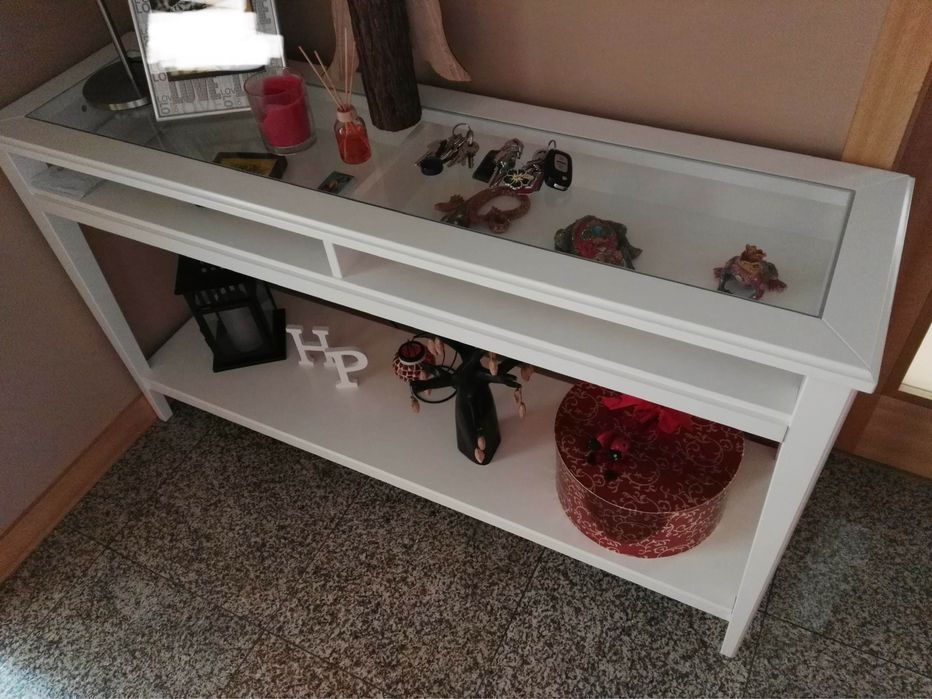 Consola branca, 133x75x37