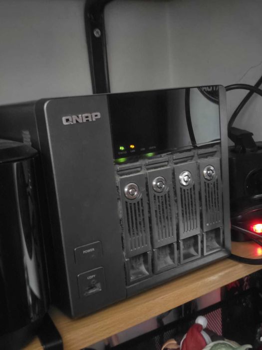 NAS Qnap TS-410 4 baias + 2 discos 2TB SEAGATE BarraCuda