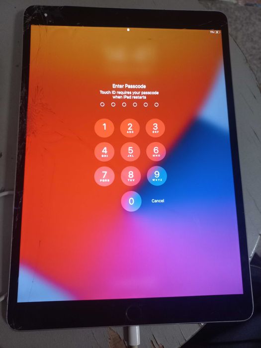 Vendo IPAD APLLE para peças, tem o vidro partido