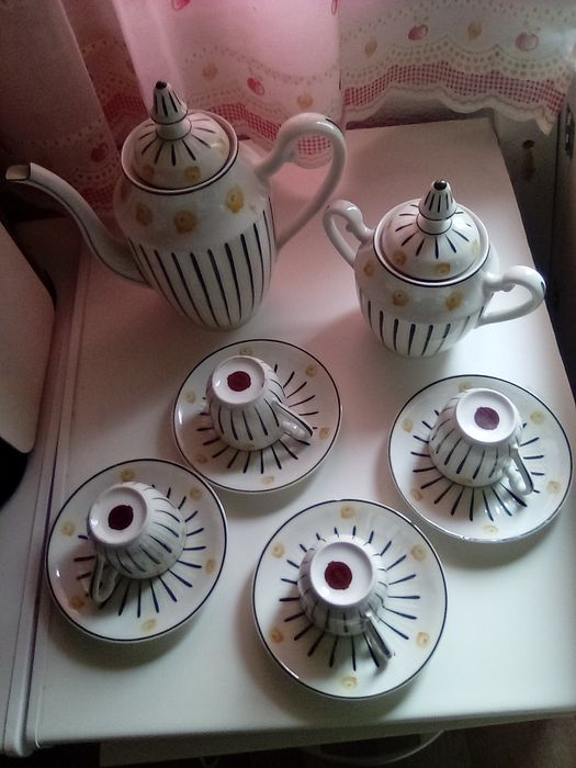 Chavenas com bule de café e de leite