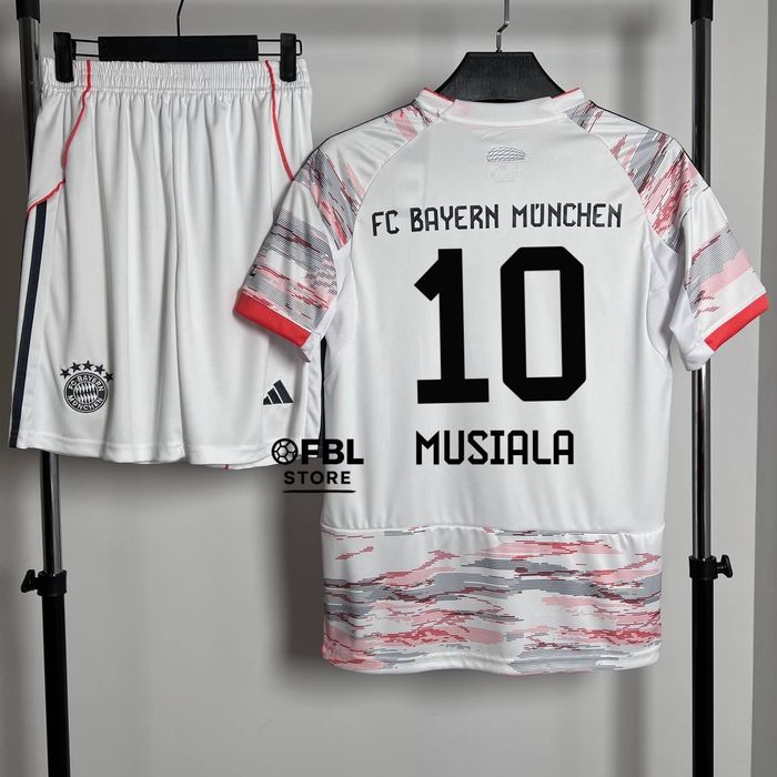 Футбольні форми Баєрн Мюнхен сезону 2025-26