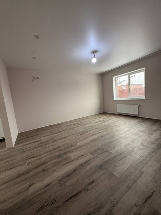 Газифікований будинок з ремонтом на 8 сотках. Гараж. Мін. оформлення