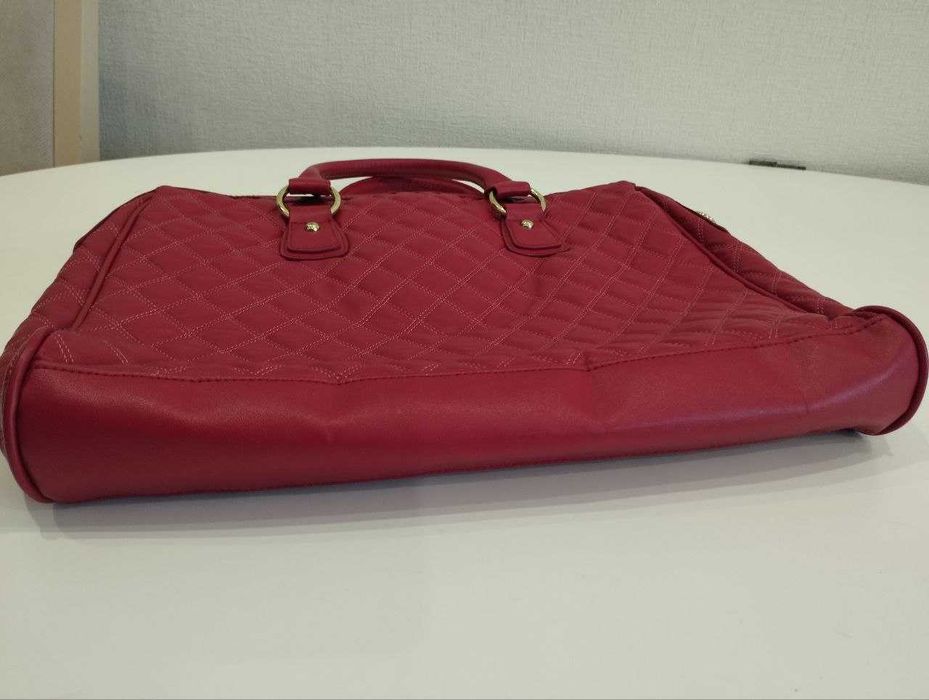 Сумка жіноча. Стан нової. Вміщує ноутбук, планшет, великі підручники.