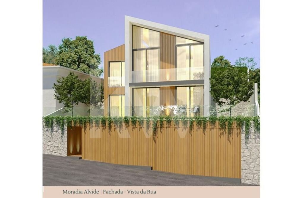 À venda uma moradia em ruínas com 350m2 de terreno em Alvide
