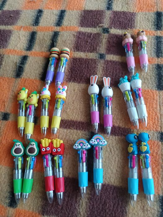 Canetas fofas pequenas de várias cores