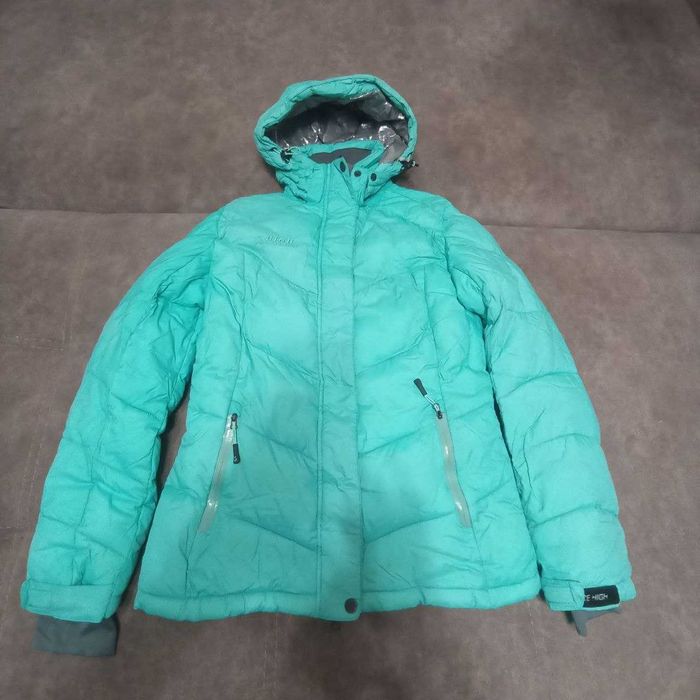 Жіноча куртка бренду High Experience.