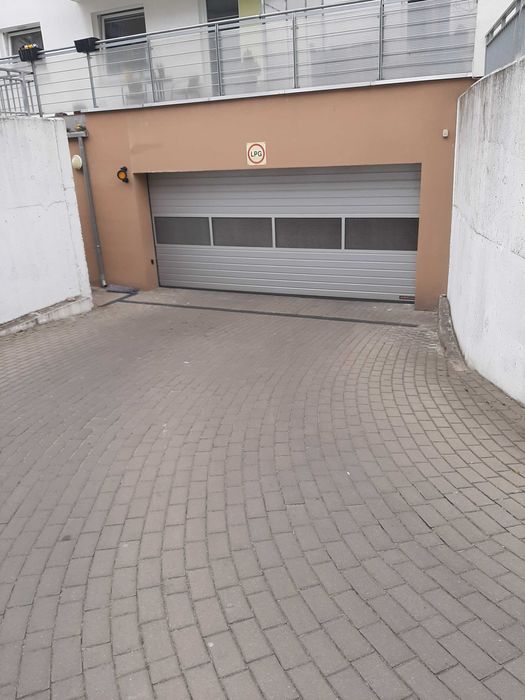 Miejsce postojowe w hali garażowej