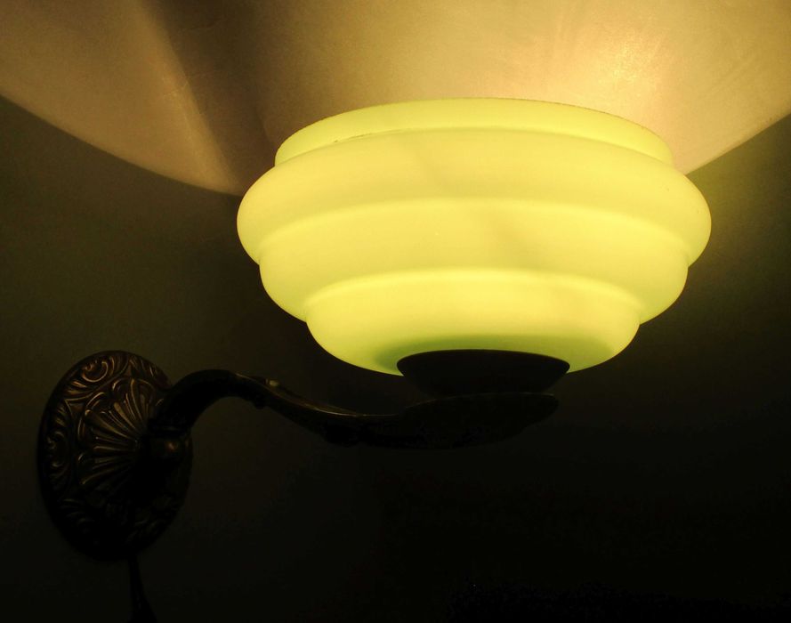 Trzy mosiężne kinkiety (Para kinkietów plus jeden = komplet).