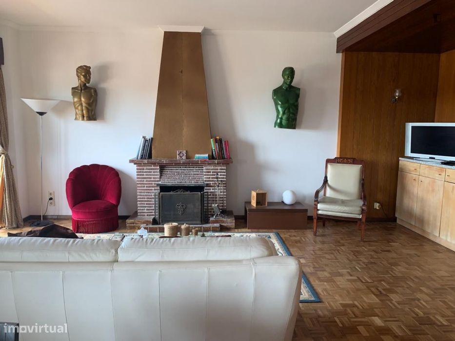 Quarto - localizado em Lordelo do Ouro Porto