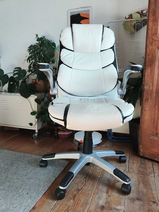 Cadeira branca para escritório/jogos - White office / game chair with wheels and swivel