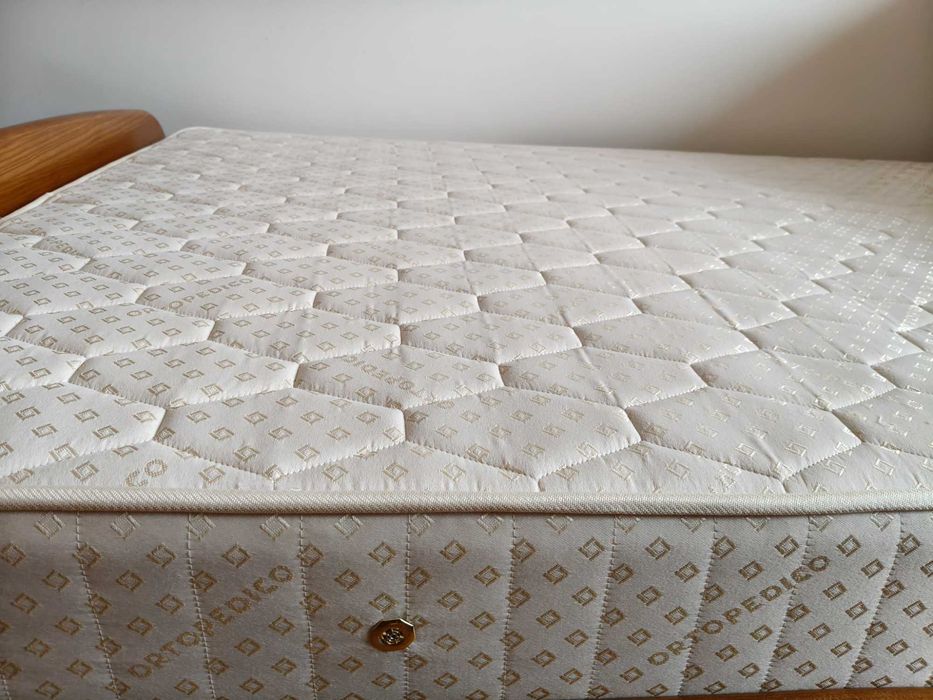 Cama robusta de madeira com colchão ortopédico e 1 móvel de suporte