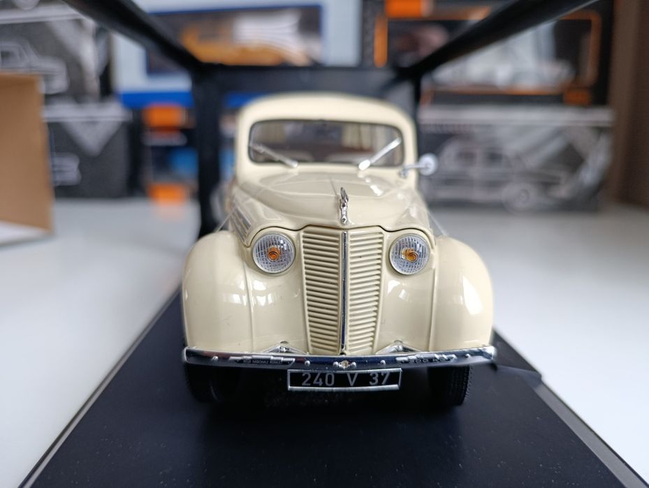 Модель 1/18 Renault