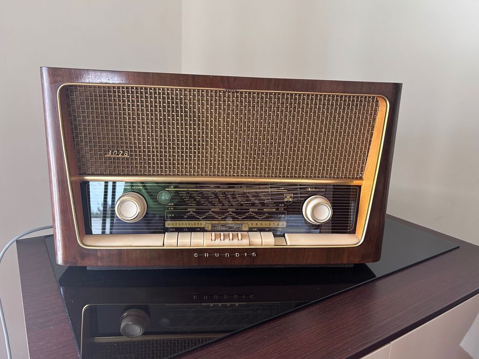 Rádio antigo com Fm Grundig