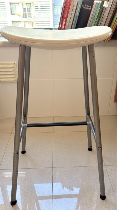 Mesa alta e 2 cadeiras altas