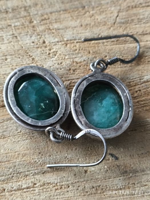 Duże srebrne kolczyki ze szmaragdowym oczkiem . Vintage