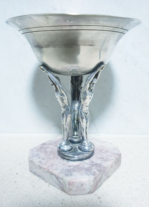 Antiga taça - troféu figurativo de desporto em casquinha