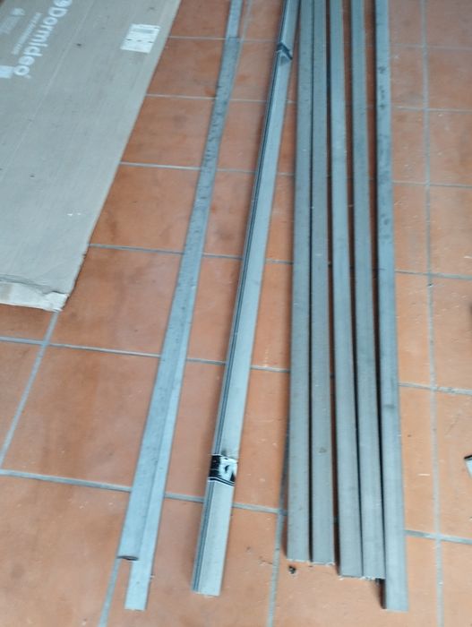 Material em aço inoxidável, restos de obra