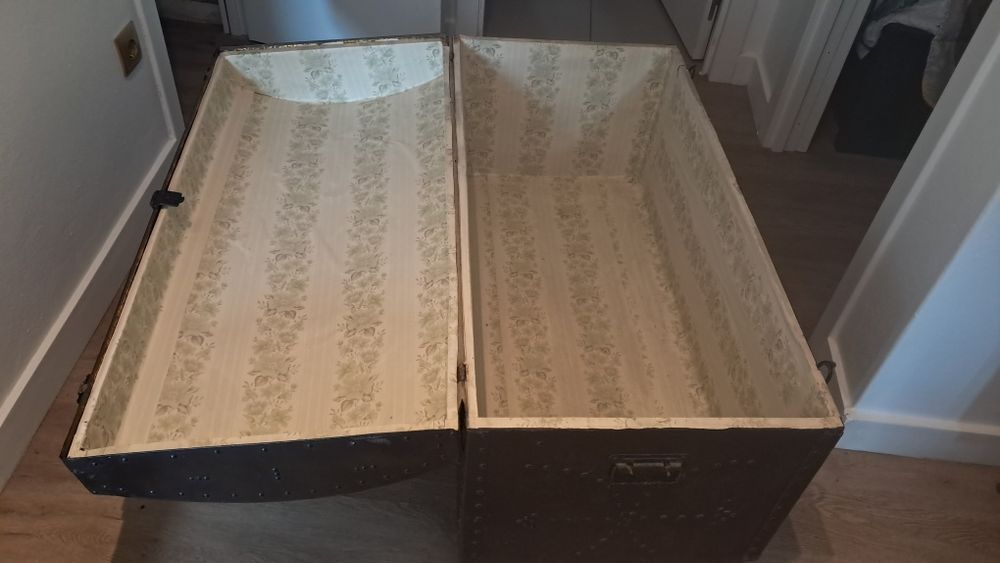 Vendo baú e mesa de cabeceira