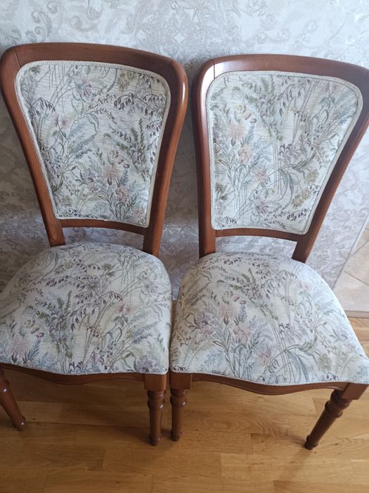 Стільці з високою спинкою, журнальний столик.