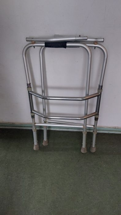 Cadeira de rodas e andarilho articulado