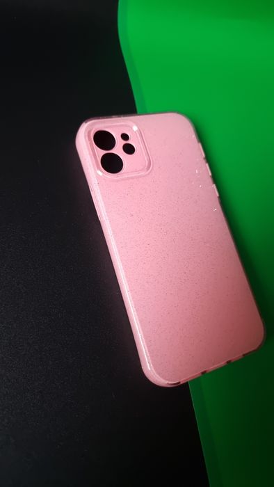 Etui na iPhone 12 (6,1 cala) w kolorze różowym z delikatnym brokatem.