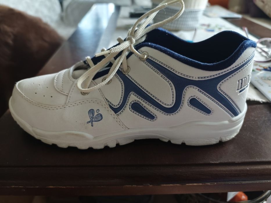 Buty do tenisa firmy JUNOPOL