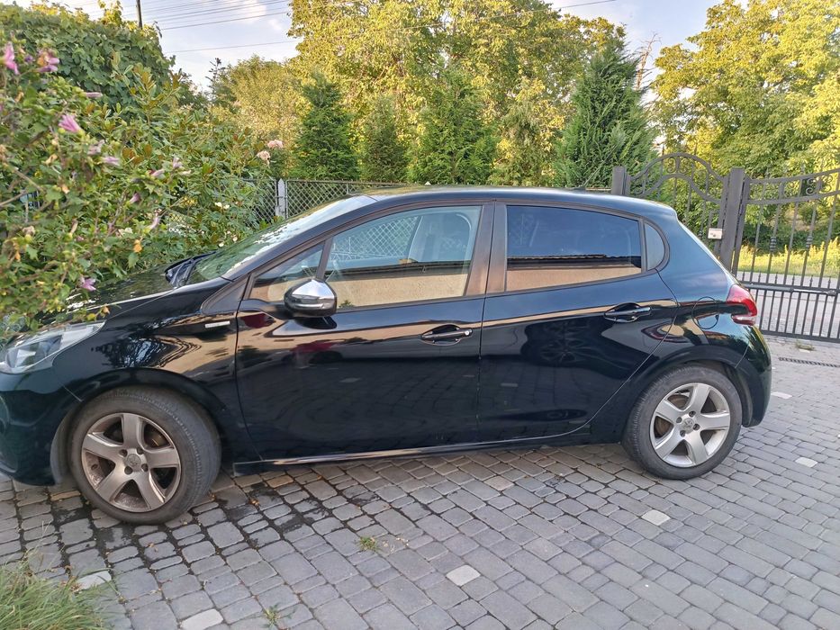 Автомобіль  Peugeot 208