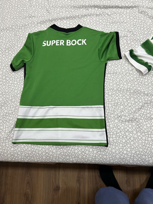 2 camisolas do sporting oficiais em otimo estado sem dano nenhum. Uma camisola tamanho XL da nos macron e outra camisola tamanho S.