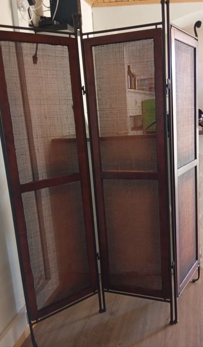 Biombo com estrutura em ferro forjado e moldura em madeira